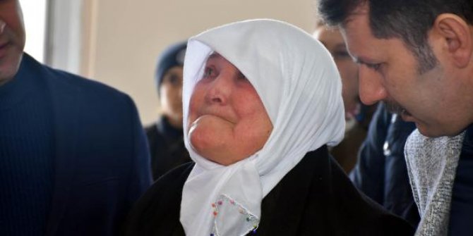 Şehit annesi, oğlunun ismi verilen okulu gözyaşları ile gezdi
