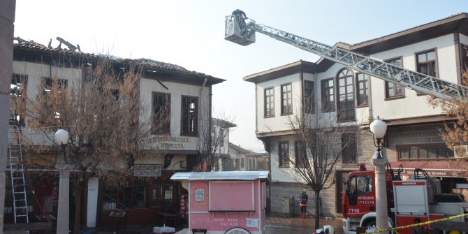 Hamamönü'nde yangın söndürme çalışmaları gündüz de devam etti