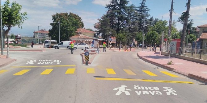Yaya ve okul geçitlerine 'Önce Yaya' görselleri çizilecek