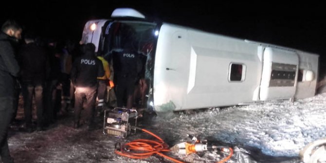 Yolcu otobüsü devrildi: Çok sayıda yaralı var