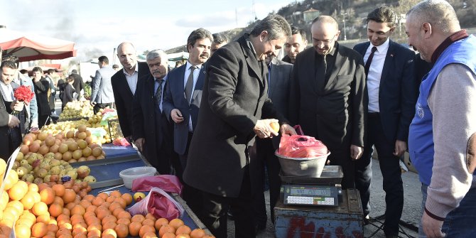 Başkan adayı, tezgahın başına geçip satış yaptı