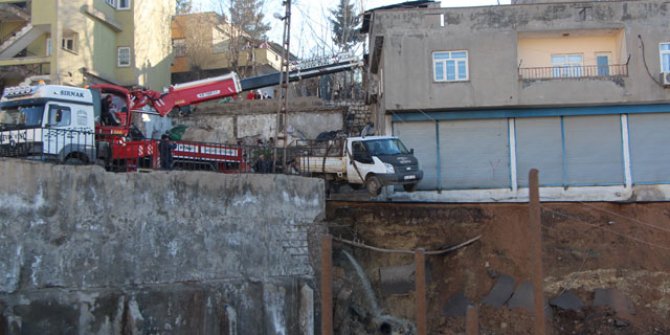 İstinat duvarı çöktü! Çevredeki binalar boşaltıldı