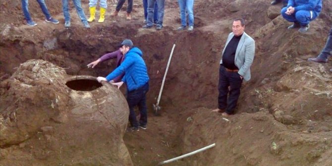 Tarlasını sürerken Bizans dönemine ait küp buldu