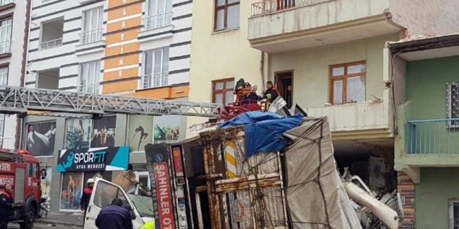 Freni patlayan kamyon bir eve girdi! Ölü ve yaralılar var