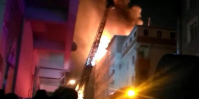 Pendik'te binanın çatı katı alev alev yandı