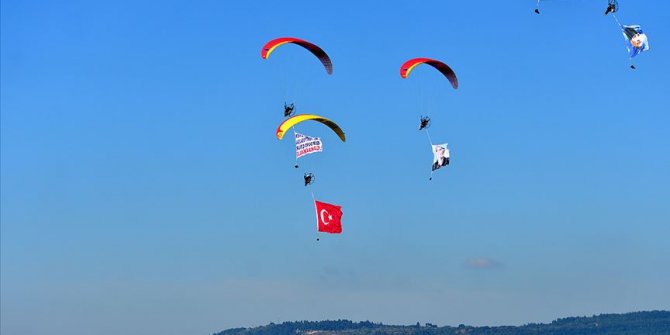 Çanakkale semalarında motorlu yamaç paraşütü gösterisi