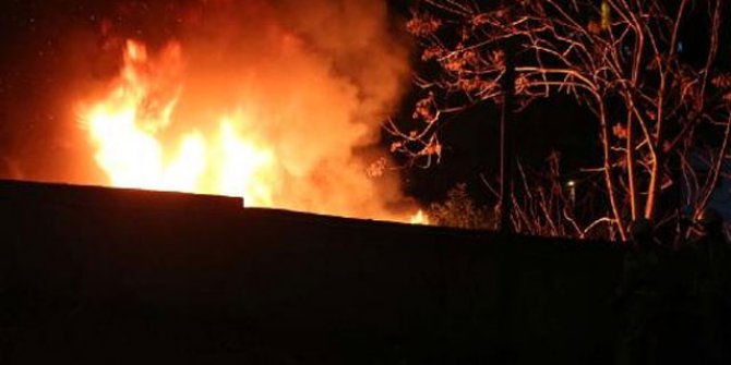 Şişli'de atık malzemelerin toplandığı iş yeri alev alev yandı