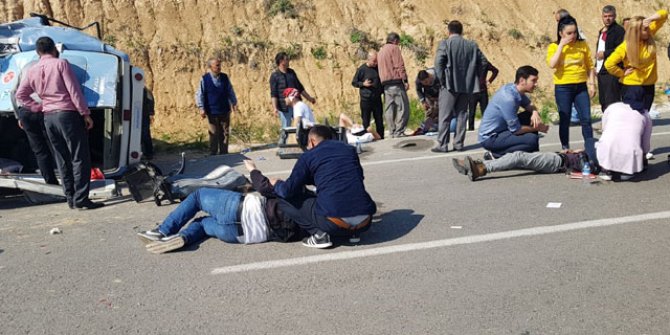 Can pazarı lastiği patlayan midibüs devrildi! Çok sayıda yaralı var