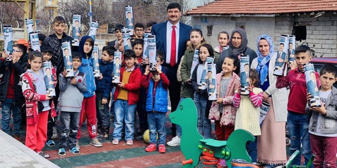 Serhat Oğuz'dan çocuklara satranç takımı