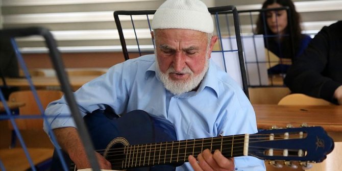Müzik aşkı 80 yaşından sonra gitarist yaptı