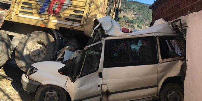 Freni patlayan TIR dehşet saçtı