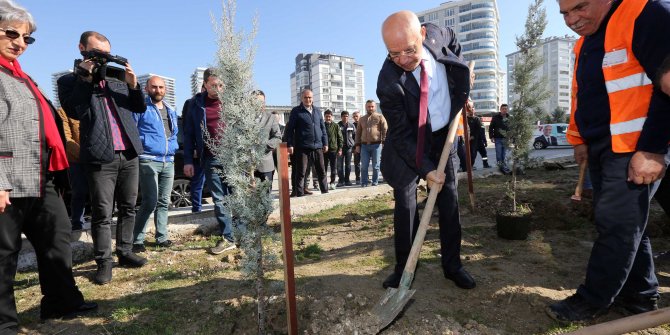 Fethi Yaşar öğrencilerle ağaç dikti