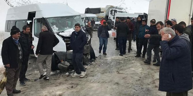 Yolcu minibüsü ile kamyonet çarpıştı: Çok sayıda yaralı var