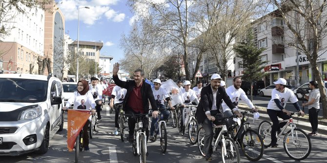 Bisikletle seçim turu