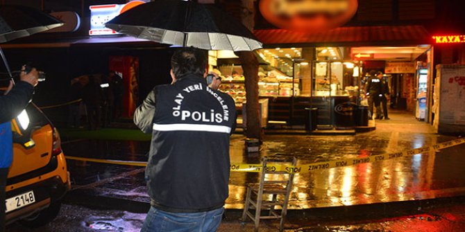 Adana'da bar önünde silahlı saldırı: Ölü ve yaralılar var