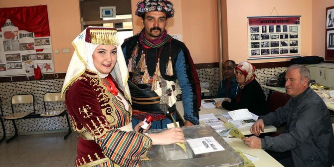 'Efe kıyafeti' ile oy kullandılar