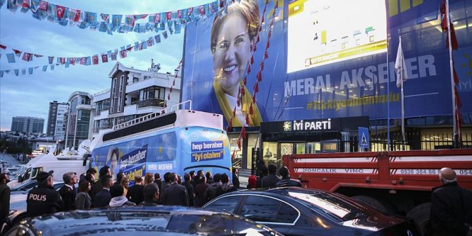 İYİ Parti'liler sonuçları genel merkezde izliyor