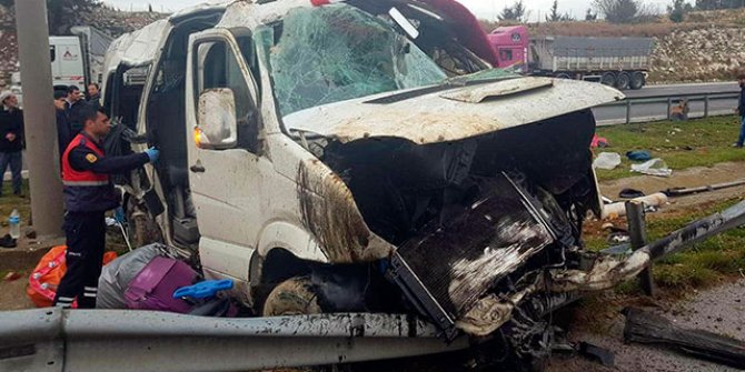 Tarım işçilerini taşıyan minibüs takla attı: Ölü ve çok sayıda yaralı var