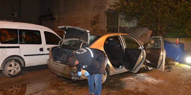 Adana'da kimliği belirsiz iki kişi, benzin döktükleri otomobili ateşe verdi.