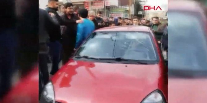 Öğrencileri taciz ettiği ileri sürülen kişiyi, öfkeli kalabalığın elinden polis kurtardı