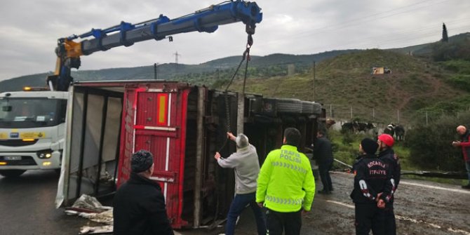 TIR devrildi, TEM ulaşıma kapandı