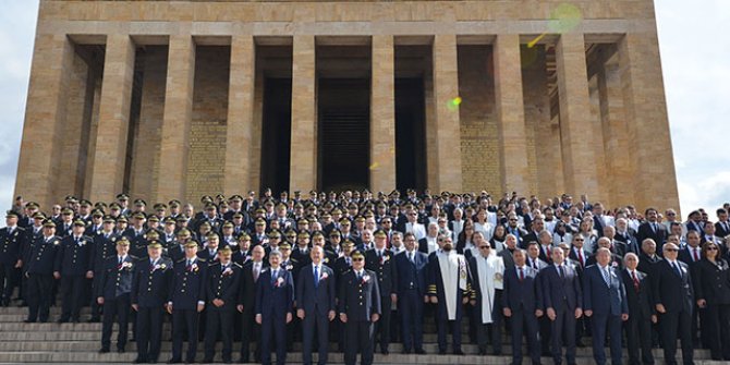 Bakan Soylu ve polisler, Anıtkabir'de