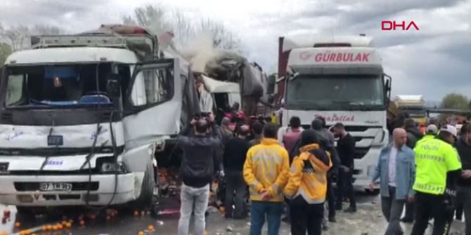 Sakarya'da TEM'de zincirleme kaza; İstanbul yönü ulaşıma kapandı