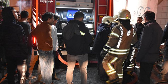 Mahalle sakinlerini sokağa döktü: Elektrik panosunda yangın