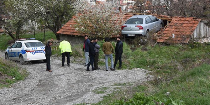 Yok artık dedirten görüntü: Çalında sandığı otomobili...