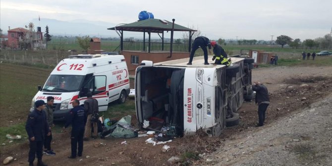 Denizli'de öğrencileri taşıyan otobüs devrildi: 15 yaralı