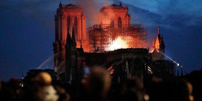Notre Dame Katedrali'ndeki yangın söndürüldü
