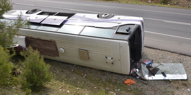 Antalya'da yolcu midibüsü devrildi: 3 ölü, 17 yaralı