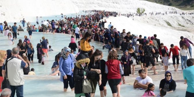 Pamukkale ziyaretçi akını! 3 saatliğine ücretsiz oldu