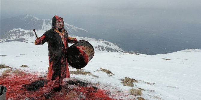 Dünyadaki şiddete dur demek için davul sesiyle 'S.O.S.' verdi