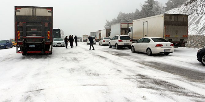 Nisan'da kar şoku: Yollar kapandı araçlar yolda kaldı
