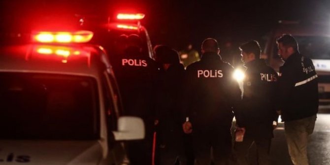 Denetimden kaçan otomobil polise çarptı