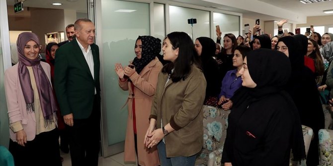 Cumhurbaşkanı Erdoğan'dan TÜRGEV yurduna ziyaret