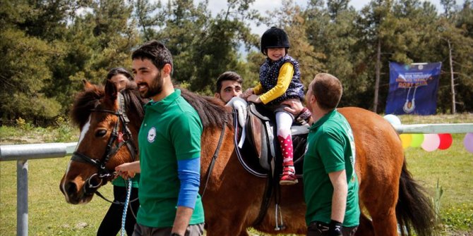Engellerini 'dört nala' aşıyorlar