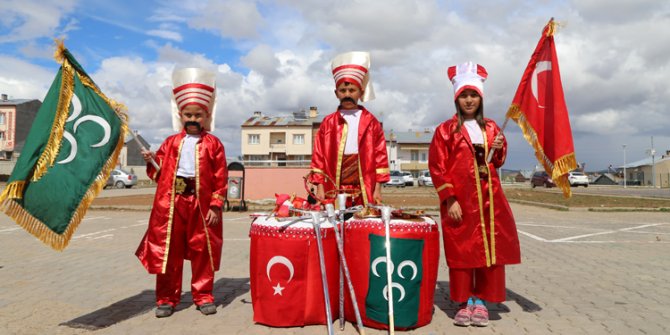 Kovadan kös, çantadan çevgen yapıp mehter kurdular