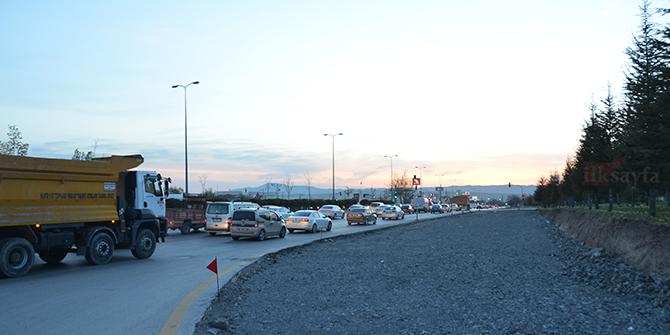 Ayaş Yolu kazıldığıyla kaldı