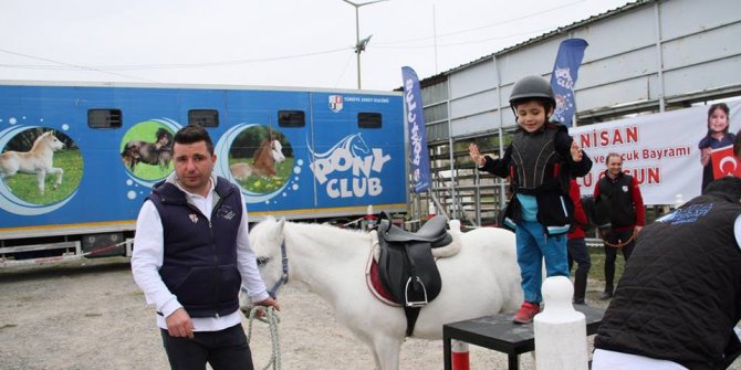 Çocuklar Pony’leri sevdi