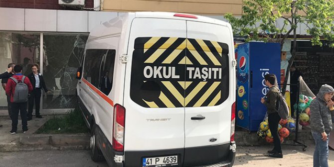 Freni boşalan servis minibüsü dükkana daldı