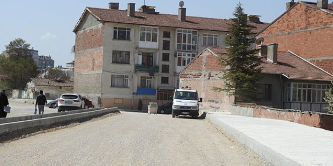 Yol ortasında kalan bina, sürücüleri korkutuyor