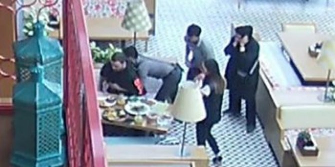 Garson durumu görünce müşterinin yanına koştu
