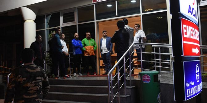 Alanyasporlu futbolcuları taşıyan minibüs devrildi
