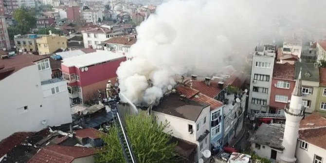 Fatih'te 3 katlı binada yangın