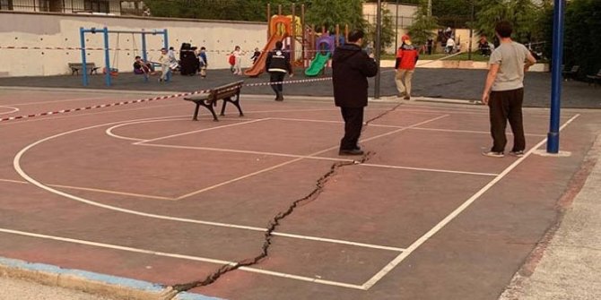 Çatlaklar oluştu, park boşaltıldı