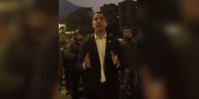Venezuela'da darbe girişimi: Asker sokağa indi