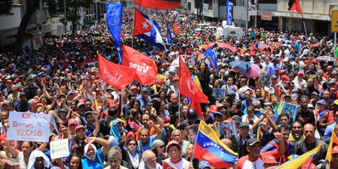 Maduro destekçileri başkanlık sarayı çevresinde