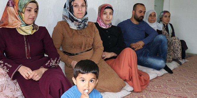 Köye muhtar seçilen kadın ve ekibi kolları sıvadı
